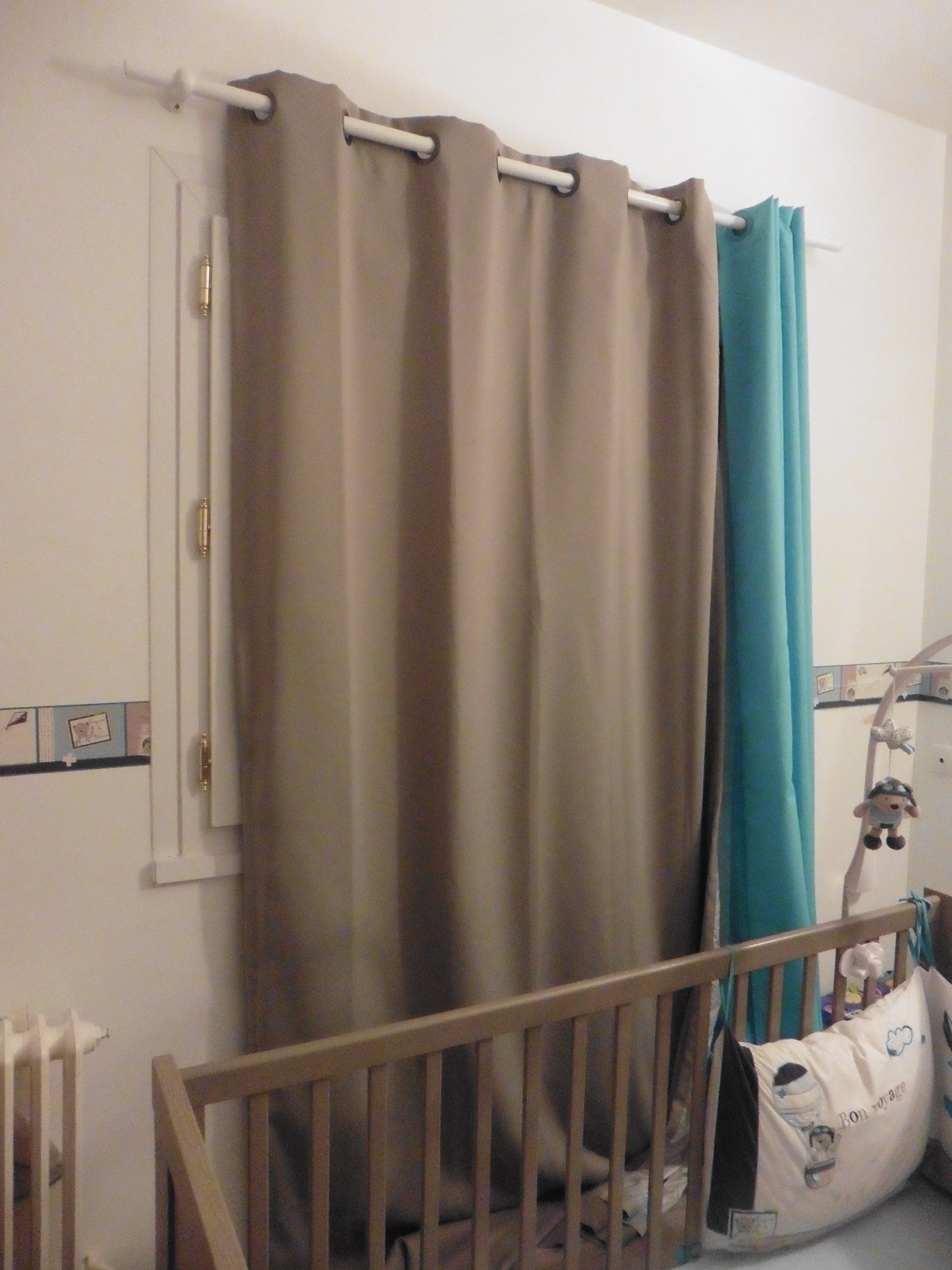 rideau qui laisse passer la lumière